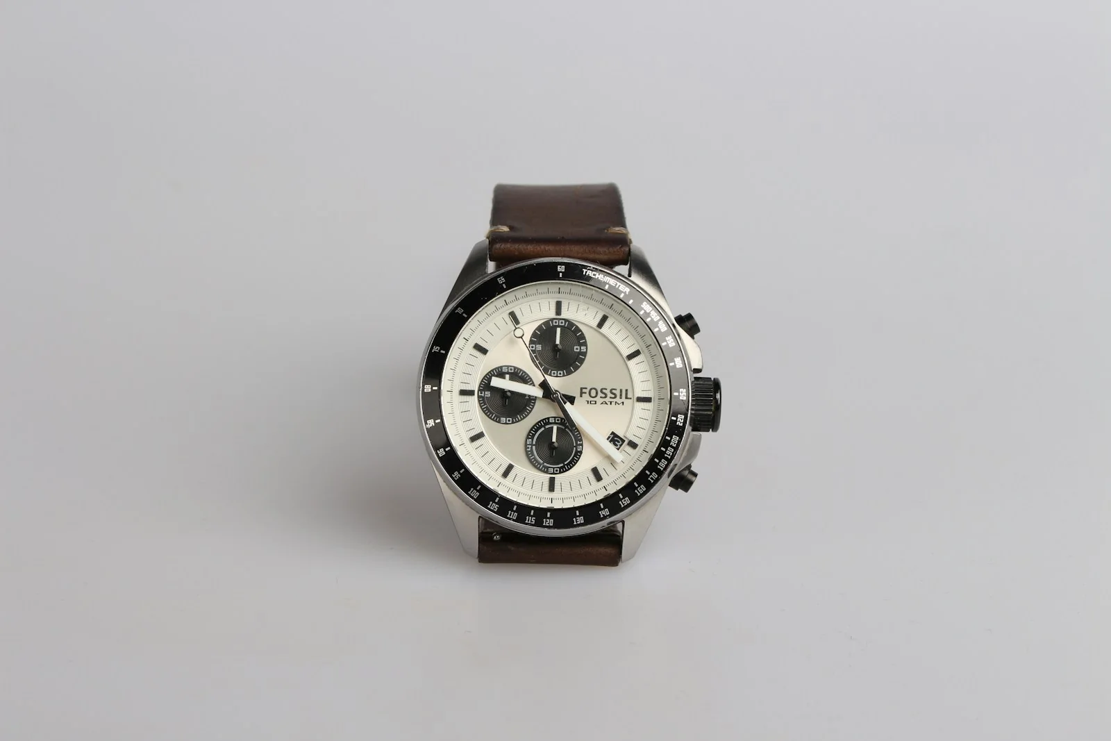 Close study of a watch face, its proportions and finishing